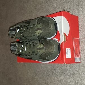 Nike Youth Size 7Y Cargo Khaki-White Kaki Cargo/Blanc/Kaki Cargo Huarache Run